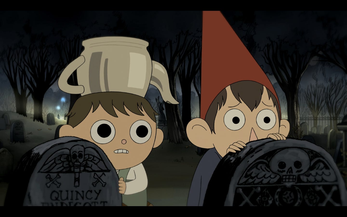 Deux garçons sont cachés derrières des pierres tombales, ils observent quelque chose que l'on ne voit pas avec un air craintif. Le plus âgé porte un chapeau pointu, le plus jeune porte une théière posée à l'envers sur la tête.
