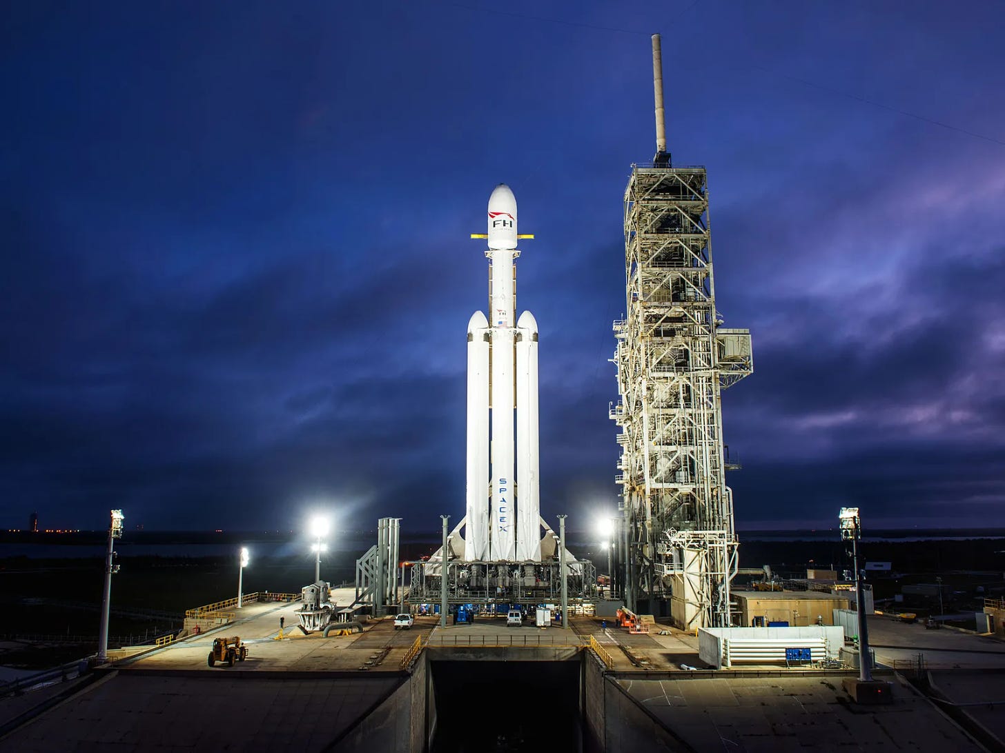SpaceX Falcon Heavy with flyback boosters