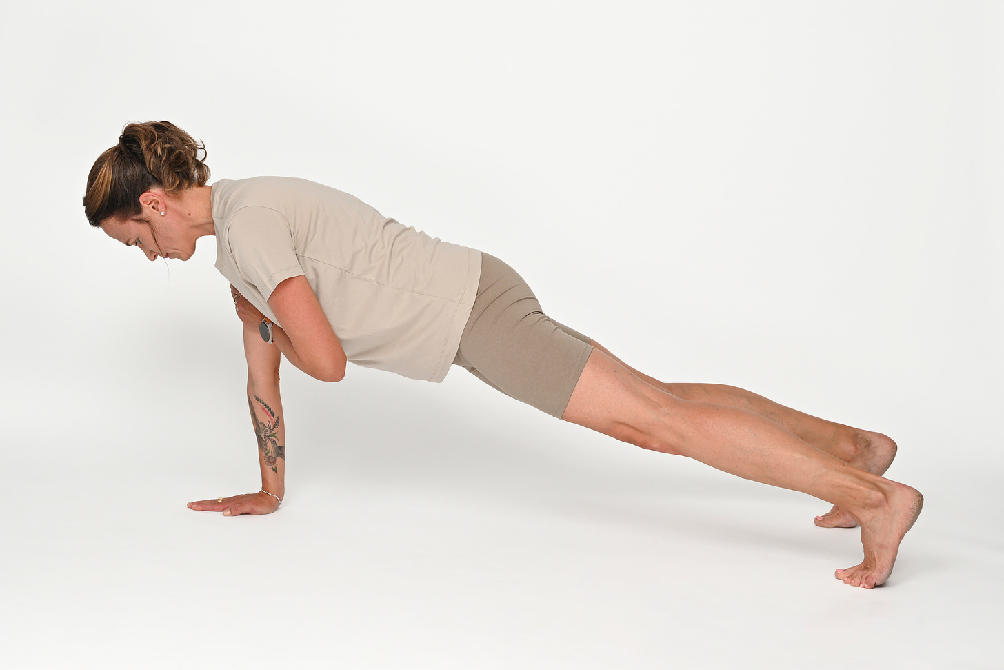 Plank in Dreipunkt Position mit linkem Arm