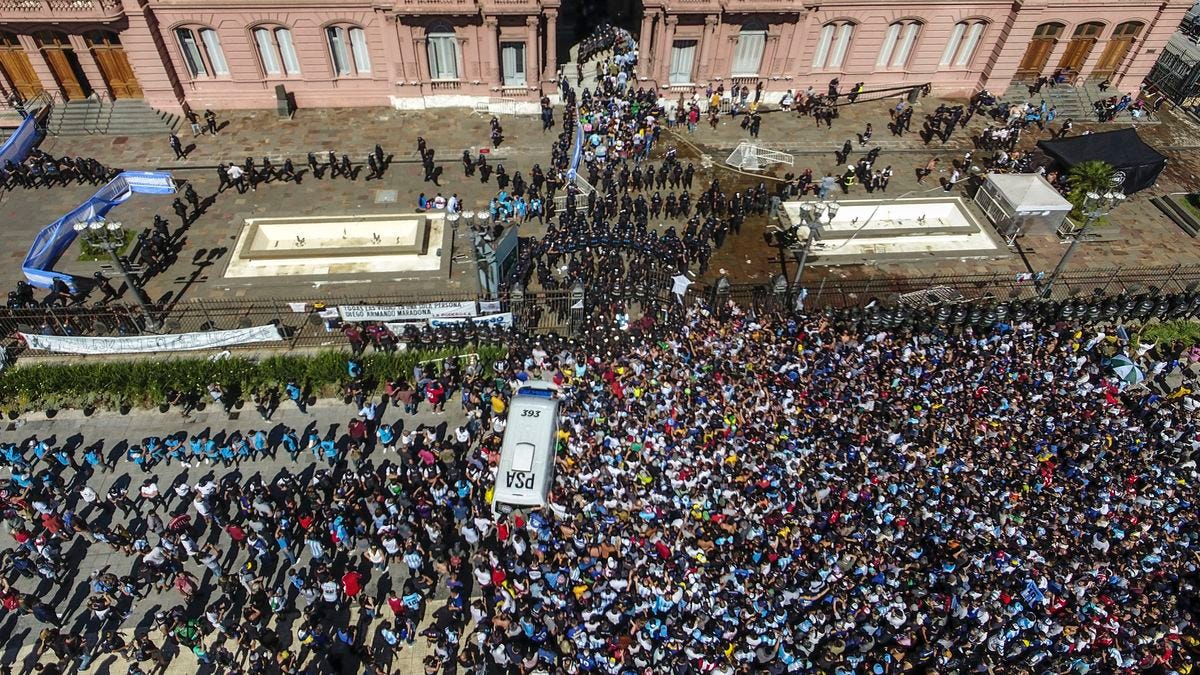 De la emoción sin límites a un fallido operativo de seguridad: así se vivió  la despedida de Maradona en Casa Rosada