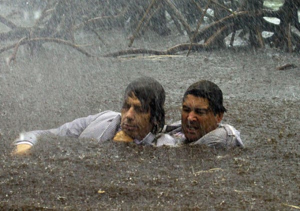 kyle chandler with dead brother in bloodline 2015