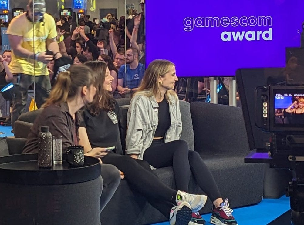 Lena Laaser, Sophia Henning und Leonie Wolf von GAME:IN sitzen im gamescom studio für das IGN Interview zum „Heart of Gaming“ gamescom Award.
