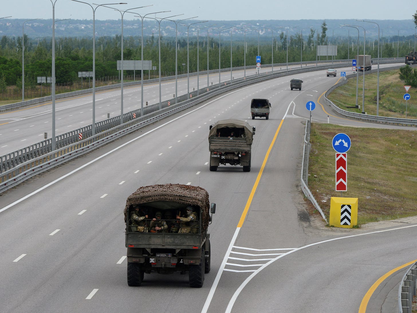 <p>A Wagner convoy makes their way towards Moscow along the M4 </p>