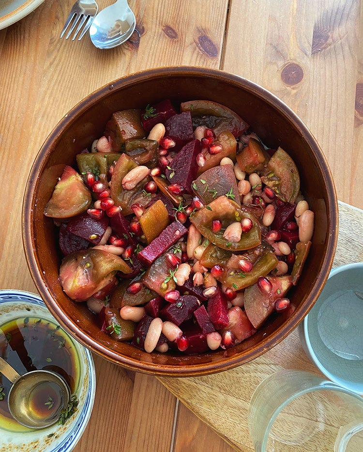 Salade de tomates, betteraves, haricots blancs et grenades (Mi casa es su casa)