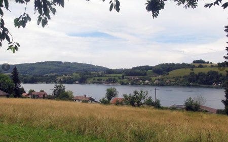 Le lac de Paladru, bucolique sous un ciel d'hiver