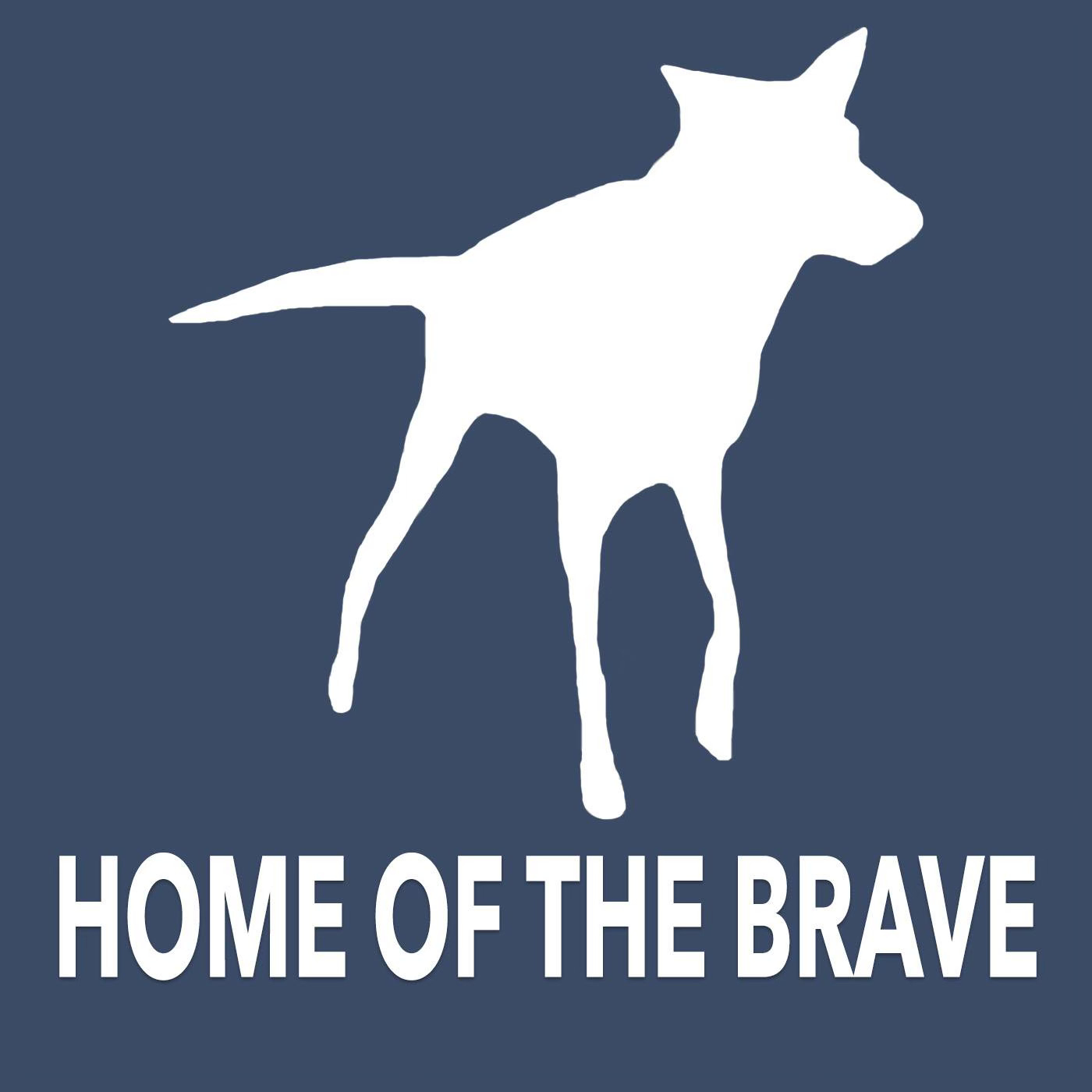 Deze afbeelding toont een silhouet van een hond in het wit tegen een donkerblauwe achtergrond. Onder de hond staat de tekst "HOME OF THE BRAVE" in hoofdletters, eveneens in witte kleur.