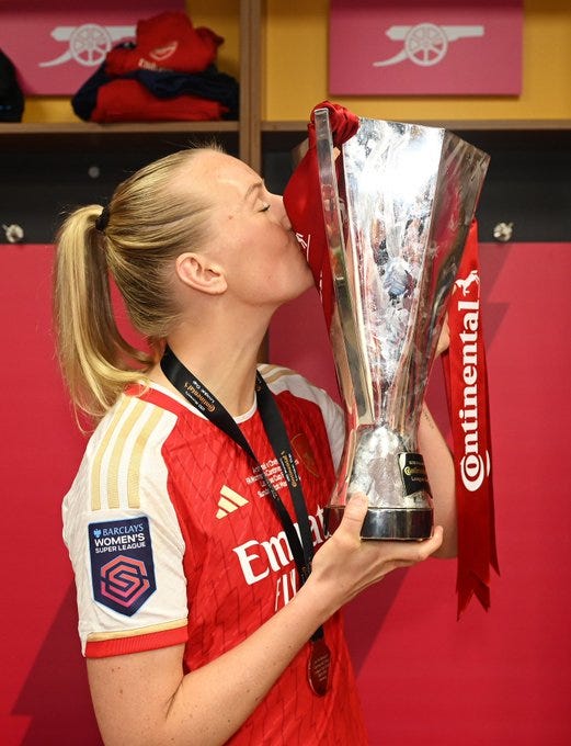 Stina Blackstenius kisses the Conti Cup trophy