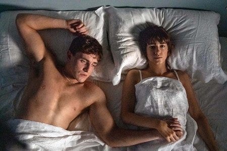 Un couple qui s'ennuie au lit dans le film Normal People de 2020