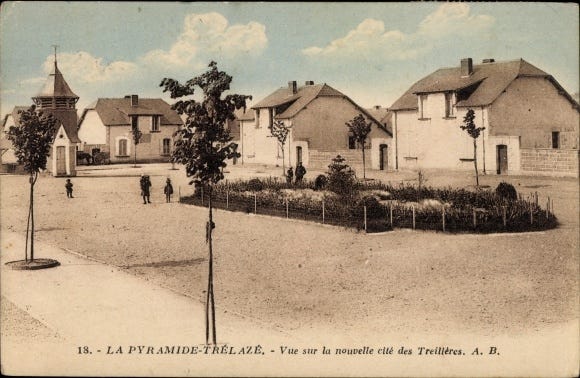 postcard circa 1920s of La Pyramide
