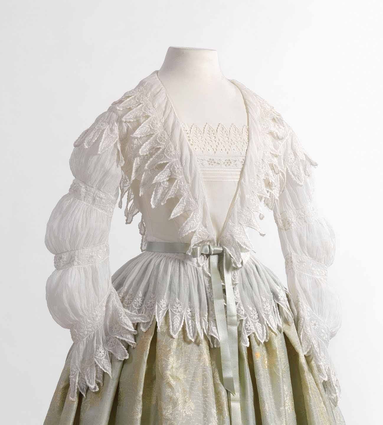 https://upload.wikimedia.org/wikipedia/commons/5/52/Morning_blouse_%28matinee%29_in_white_cambric%2C_decorated_with_embroidery%2C_1850-1855.jpg