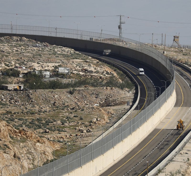 Road opens with segregated lanes for Israelis, Palestinians - UPI.com