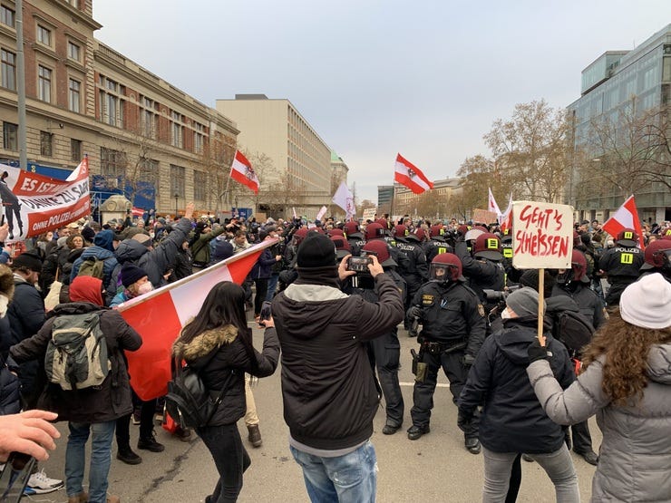 Auseinandersetzungen zwischen Polizei und Demonstrierenden bei einer Coronademo in Wien.
