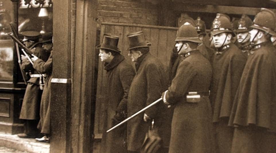 Colourised footage shows Churchill at 1911 Sidney Street siege | Daily Mail  Online