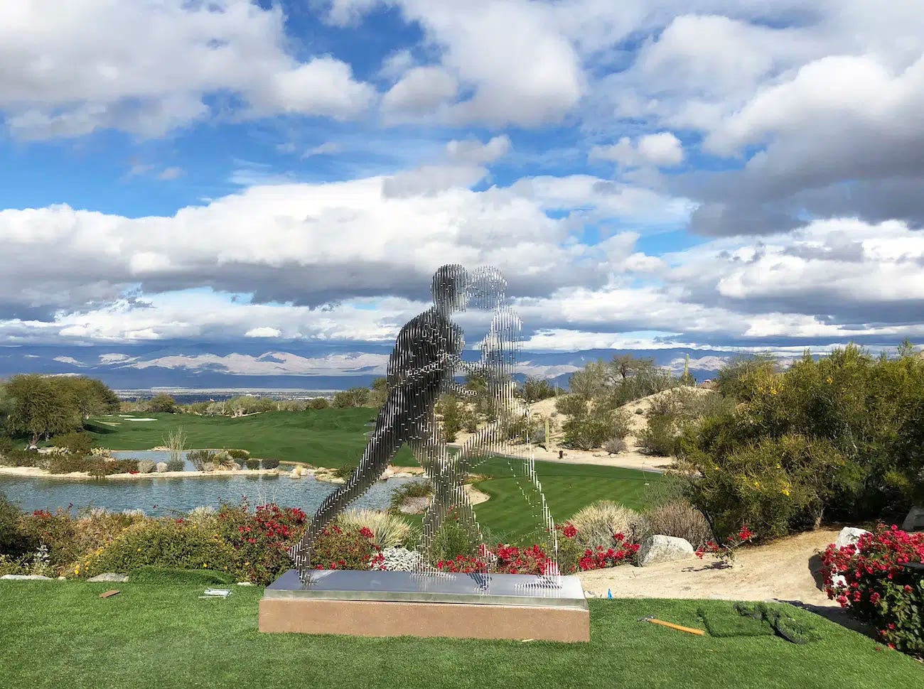 Sculptures by Julian Voss-Andreae are currently being showcased at Hohmann Fine Art in California.