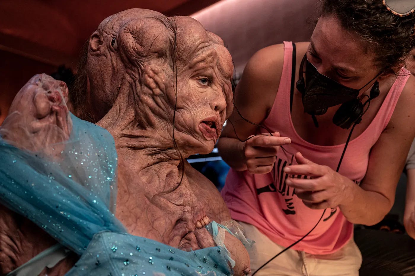 foto do monstro de vestido do filme A Substância