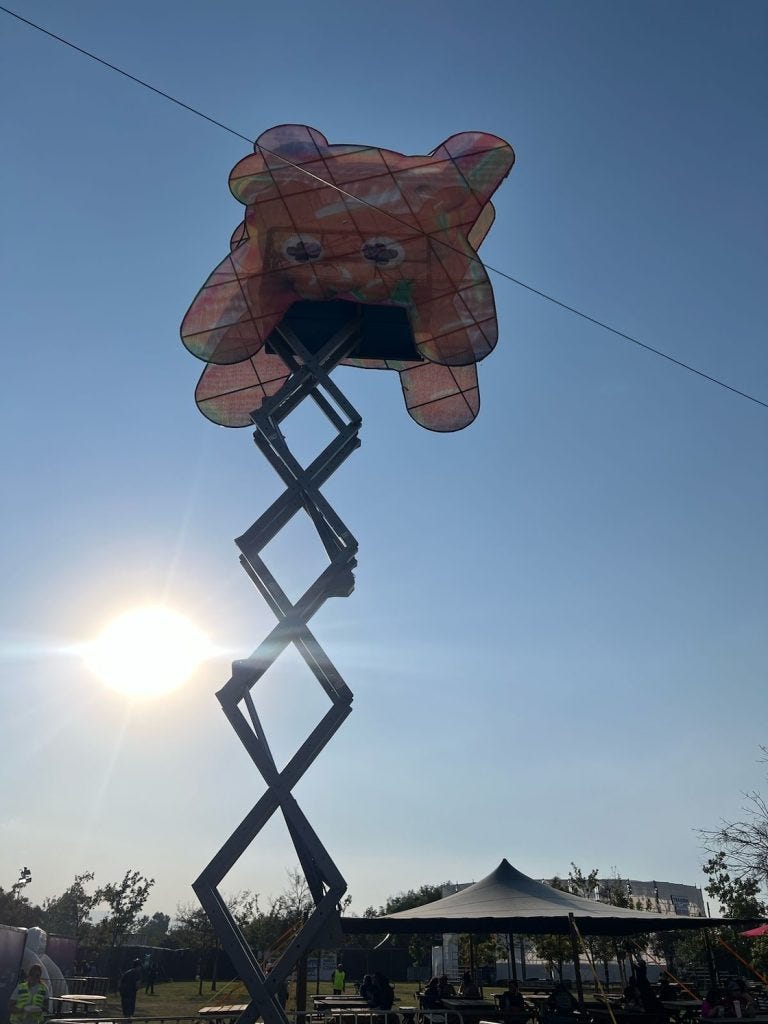 La grúa que colapsó el sábado 5 de abril durante el primer día de actividades del festival Axe Ceremonia, de acuerdo con el sitio de noticias Sopitas. En total había 4 estructuras similares en las instalaciones del festival. La grúa que colapsó el sábado 5 de abril durante el primer día de actividades del festival Axe Ceremonia, de acuerdo con el sitio de noticias Sopitas. En total había 4 estructuras similares en las instalaciones del festival.