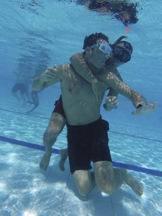 A person carrying another person underwater

AI-generated content may be incorrect.