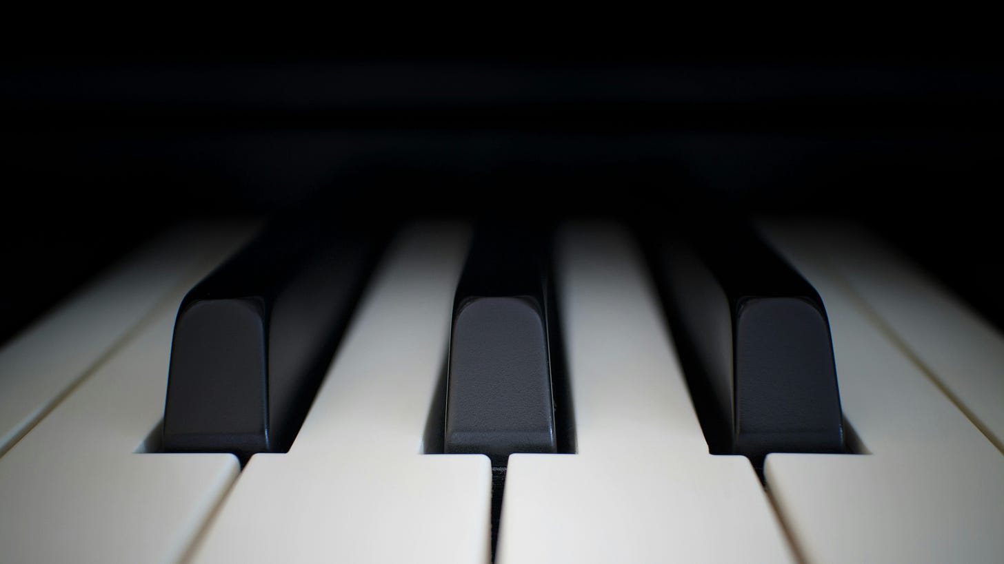 tasti di un pianoforte in bianco e nero inquadrati molto da vicino