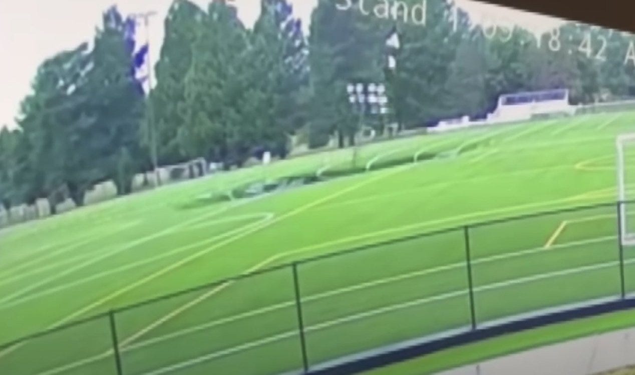 Enorme buraco se abre embaixo de um campo de futebol em Illinois. Enorme buraco se abre embaixo de um campo de futebol em Illinois.