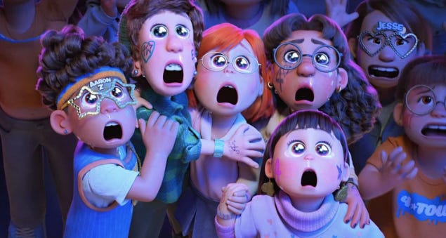 Fans llorando. Imagen sacada de la película de Pixar Turning Red (2022)