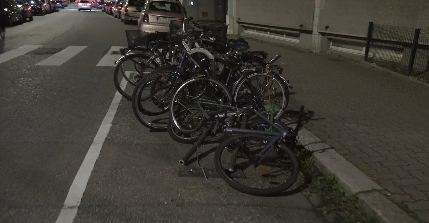 Photo d'un parking à vélo avec deux vélos écrasés