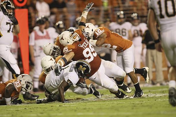 Texas Roy Miller in action, making tackle vs Missouri Jimmy Jackson . Austin, TX CREDIT: Darren Carroll