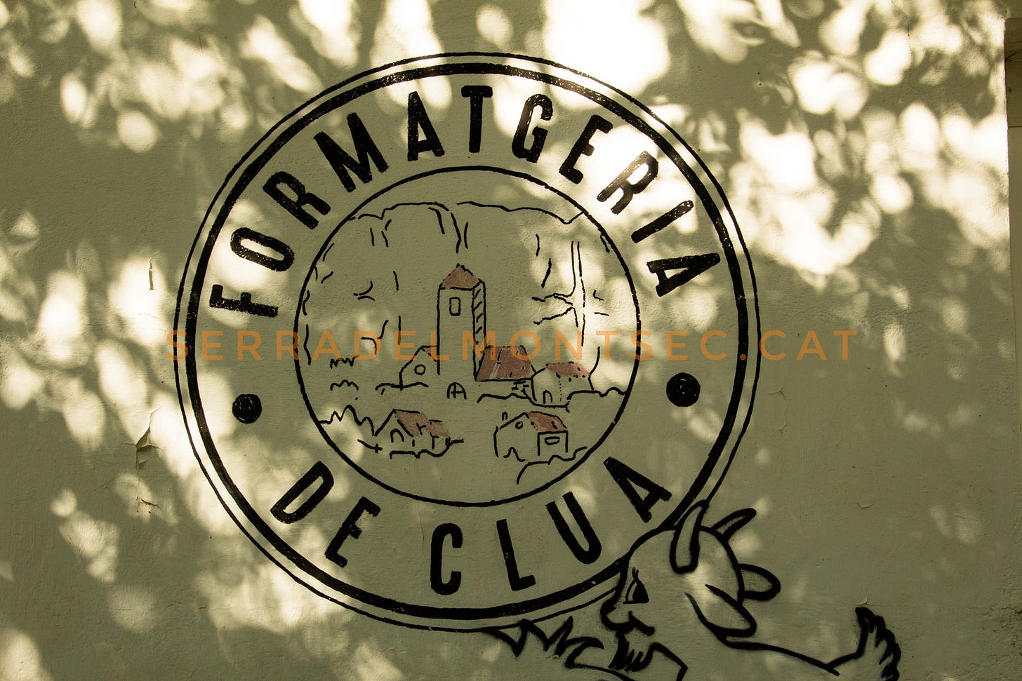 Logo de la Formatgeria de Clua pintat a la façana del seu obrador. Clua, Artesa de Segre. Montsec de Rúbies (o de Meià), La Noguera. Lleida, Catalunya.
