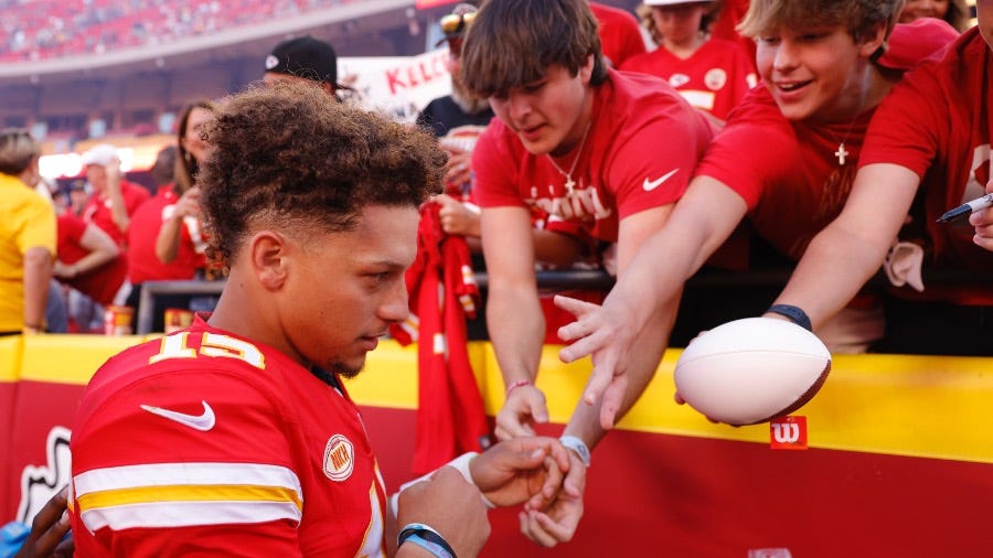 Patrick Mahomes Completes BYU Fan's Trip With Autographs