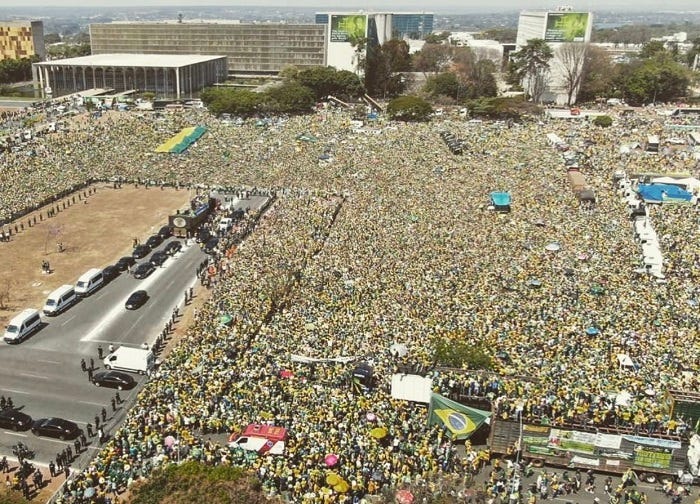 Ato a favor de Bolsonaro reúne milhares de pessoas em Brasília - Revista  Oeste