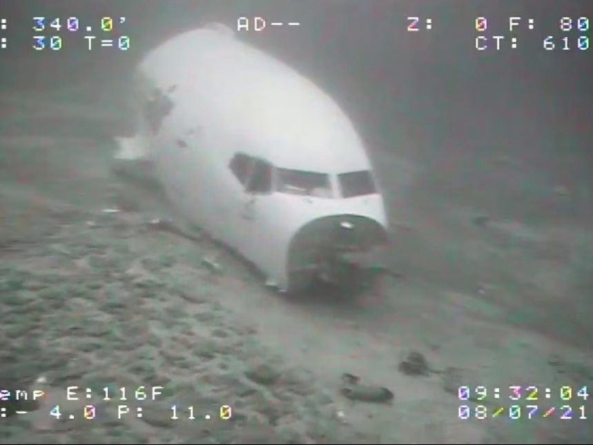 Photos show underwater wreckage of Boeing plane that crash-landed off coast  of Hawaii | The Independent