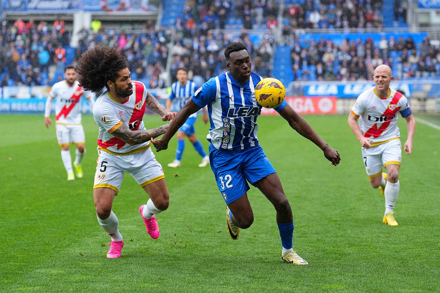 Samu Omorodion in action for Deportivo Alaves.