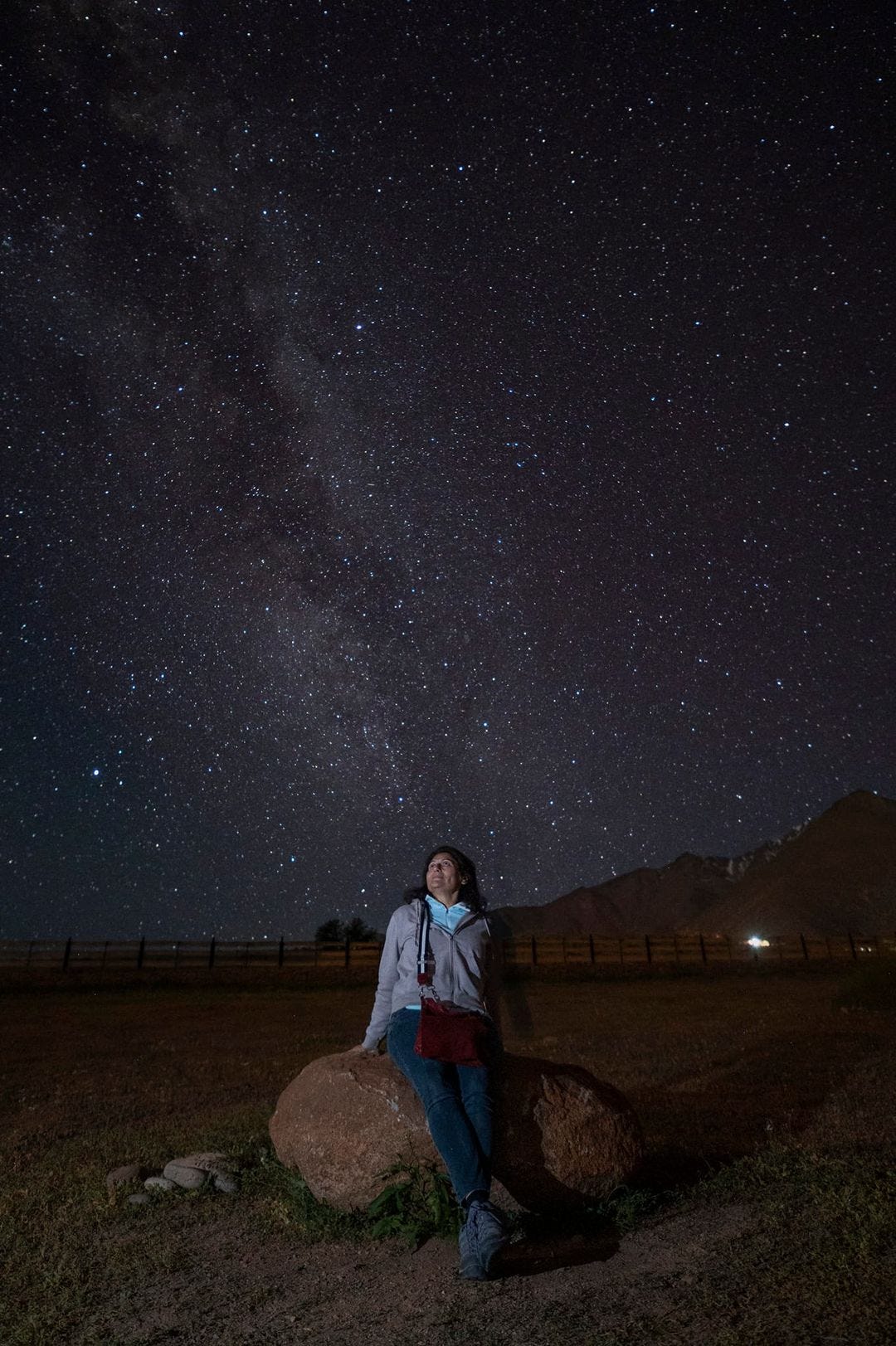 La autora sentada mirando al cielo estrellado y donde se ve la Vía Láctea pero muy tenue. Foto archivo propio.