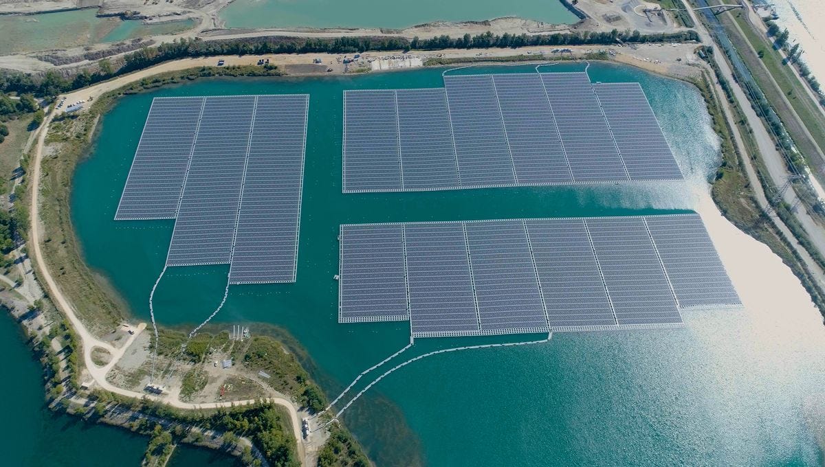 PHOTOS - La centrale photovoltaïque flottante de Piolenc inaugurée - France  Bleu