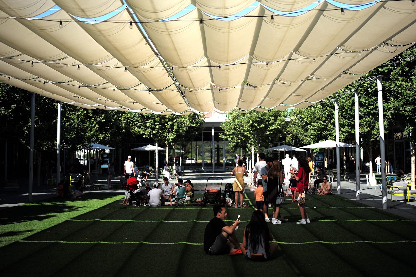 People rest under the shade in San Ramon as a heat wave hits the San Francisco Bay Area in July 2021. Credit: Wu Xiaoling/Xinhua via Getty Images