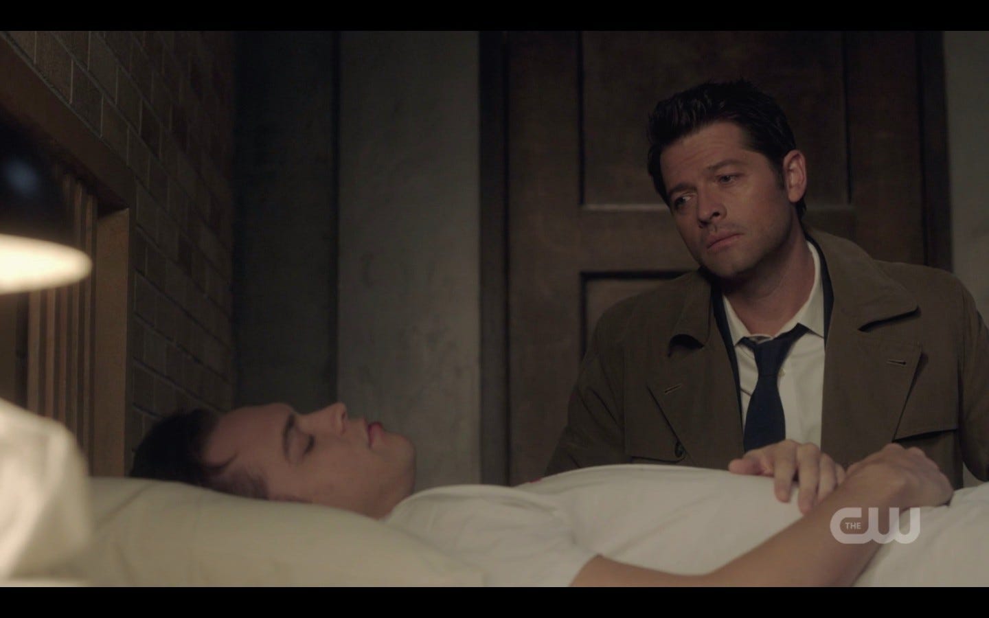 castiel holds jacks hand in er spn 1407