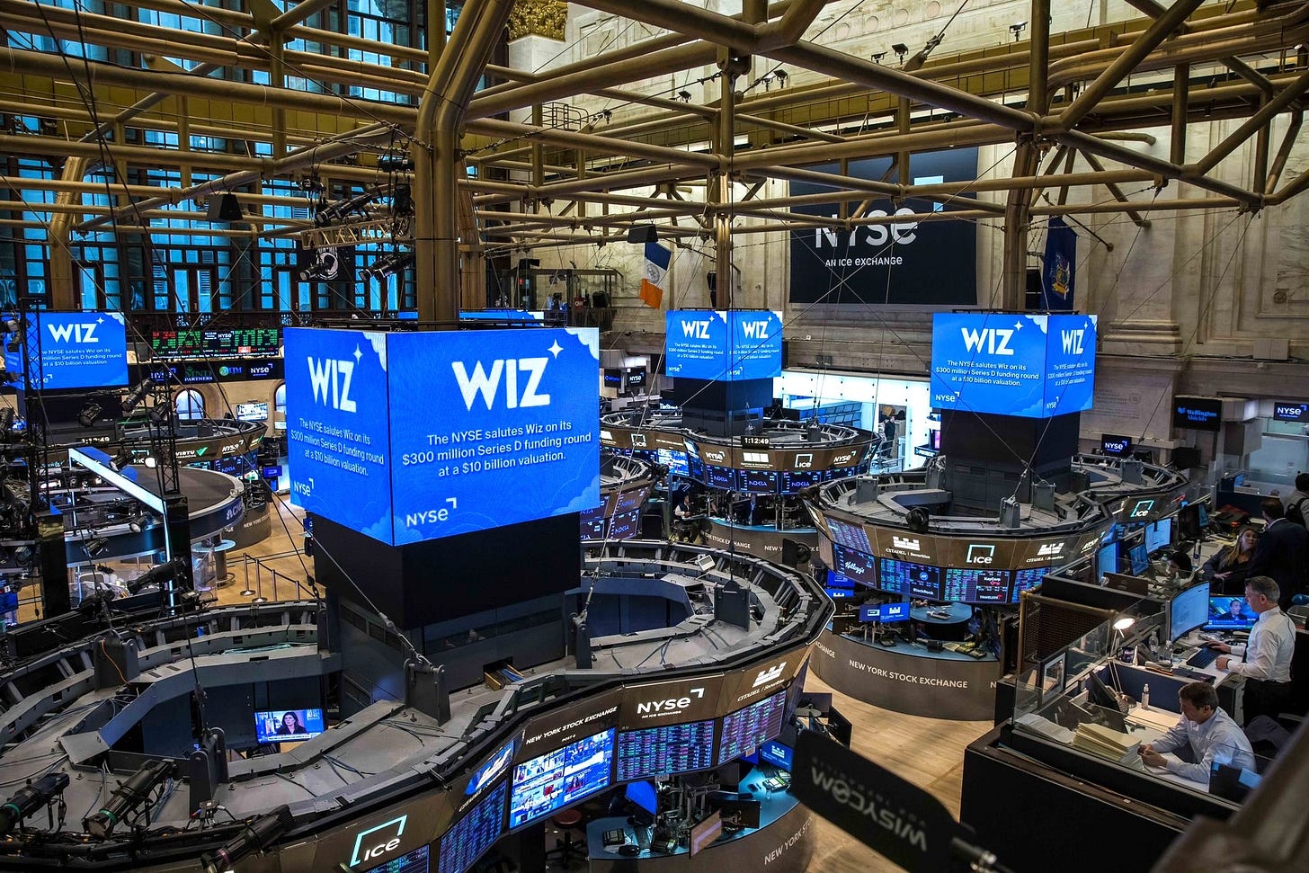 Wiz auf X: „🚨BREAKING NEWS🚨 Wiz just took over the NYSE trading floor!  🎉🎊 Celebrating our $300M series D funding round at a $10B valuation,  we're honored to have this incredible opportunity.