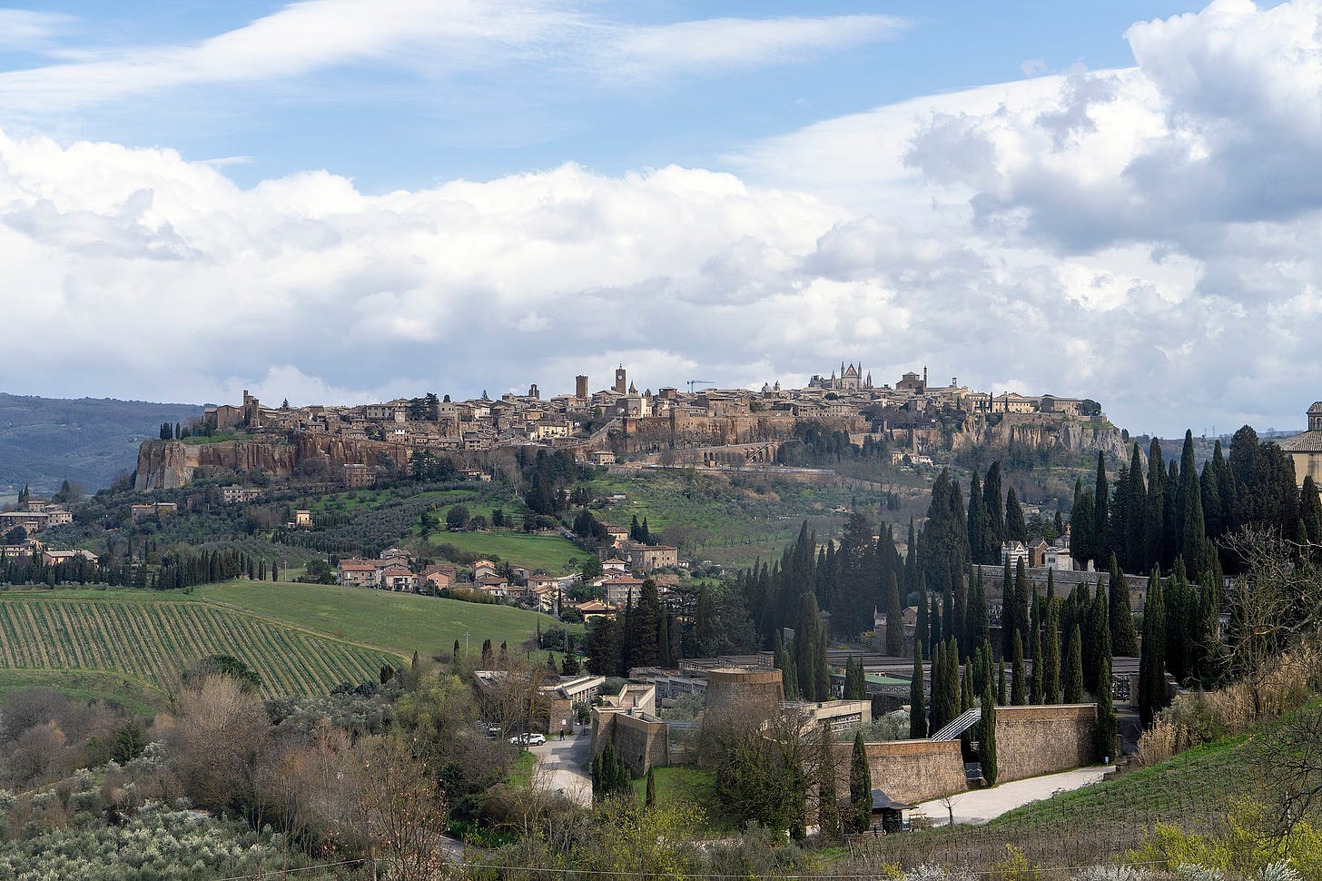 https://upload.wikimedia.org/wikipedia/commons/thumb/0/05/Panorama_di_Orvieto.jpg/2048px-Panorama_di_Orvieto.jpg