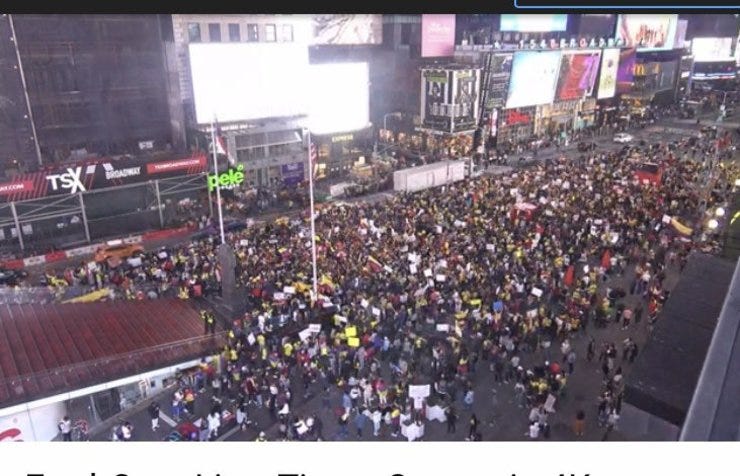 #NewYork  Colombianos residentes en Nueva York se concentran en Times Square para pedir que pare violencia en su país #Colombia