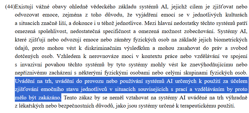 Odstavec 44 nařízení o umělé inteligenci se zvýrazněnou pasáží: Uvádění na trh, uvádění do provozu nebo používání systémů AI určených k použití za účelem zjišťování emočního stavu jednotlivců v situacích souvisejících s prací a vzděláváním by proto mělo být zakázáno. 