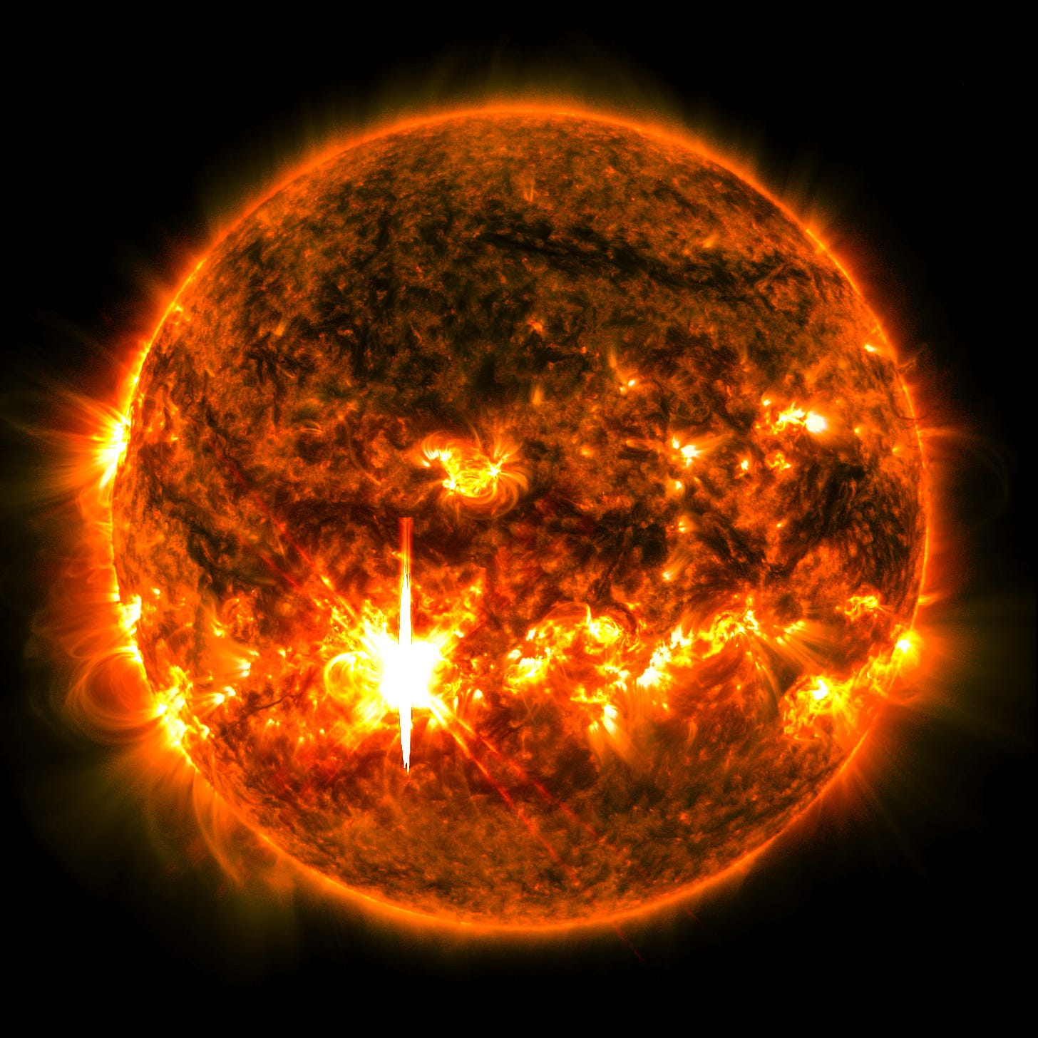Forte erupção solar irrompe do Sol. Forte erupção solar irrompe do Sol.