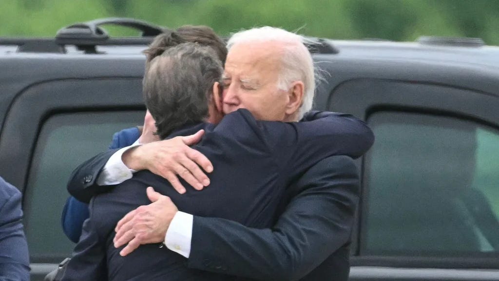 El abrazo del presidente Joe Biden a su hijo Hunter tras ser hallado  culpable en juicio federal - Mediatiko