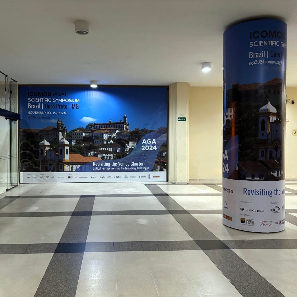 Saguão do Centro de Convenções da UFOP onde teve lugar o Encontro Científico do Icomos.