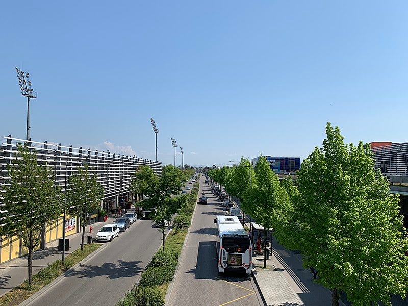 File:Vue de l'Avenue de Böhlen à Vaulx-en-Velin - à gauche l'hippodrome, à droite le centre commercial.jpg