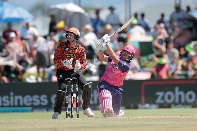 Lhuan-dre Pretorius of Paarl Royals hits over the top for six. (Sportzpics for SA20)