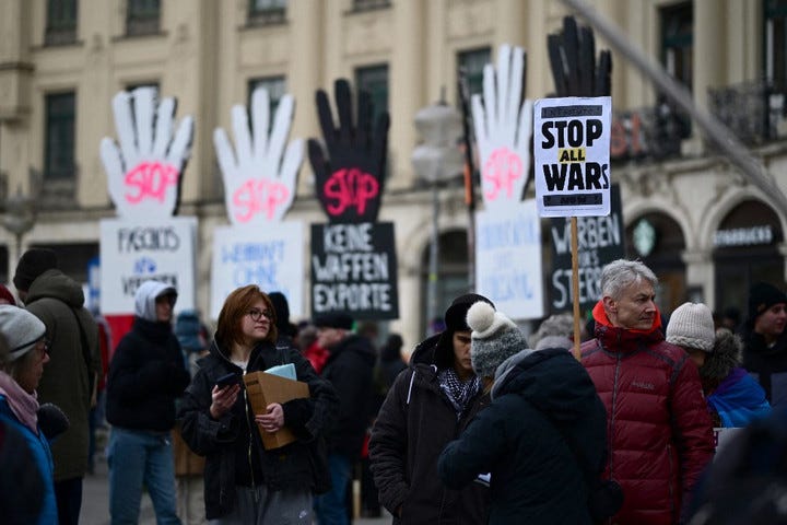 Tüntetnek Zelenszkij, a német politika és a NATO ellen Münchenben