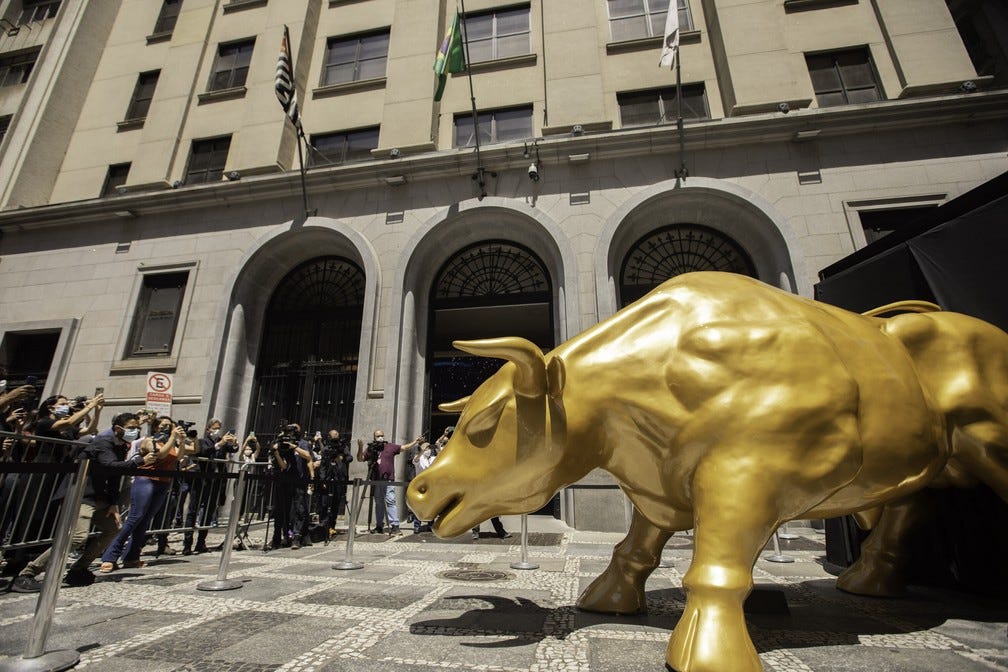 B3 inaugura escultura do Touro de Ouro no centro histórico de São Paulo |  Economia | G1