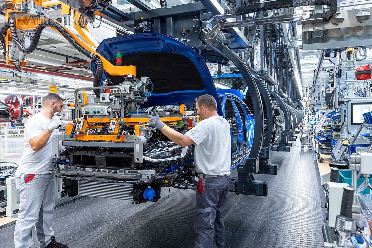 La UE ahora pide a los fabricantes que sigan produciendo coches de  combustión | Autocasión
