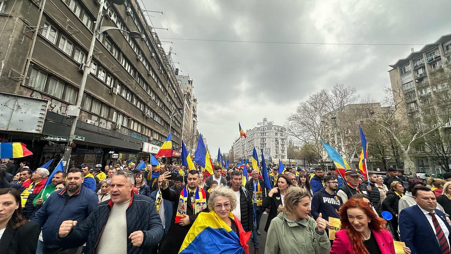 Lehet, hogy egy kép erről: egy vagy több ember, tömeg, a Brandenburgi kapu és szöveg