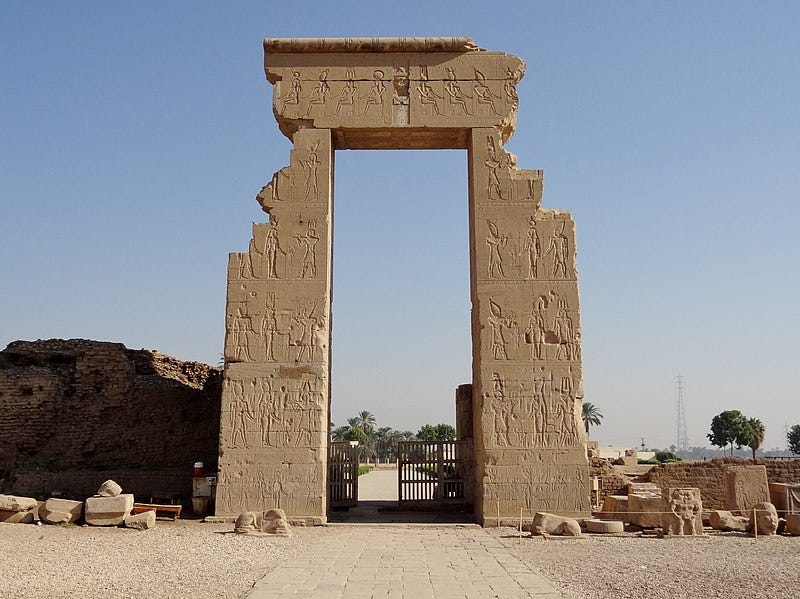 File:Dendera Tempel Nordtor 09.jpg