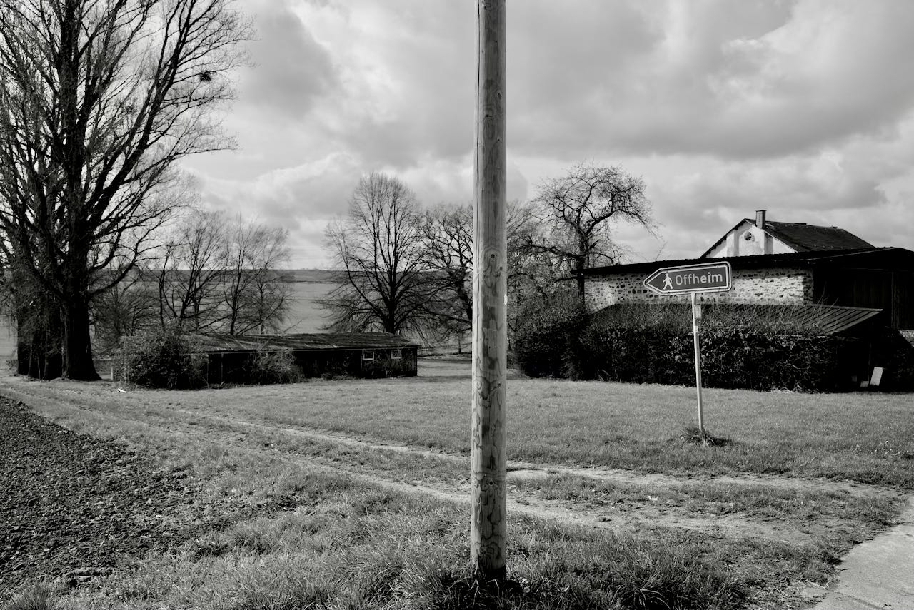 Ein Schild weist den Weg nach Offheim. Eine Leicafotografie von Sascha Büttner.